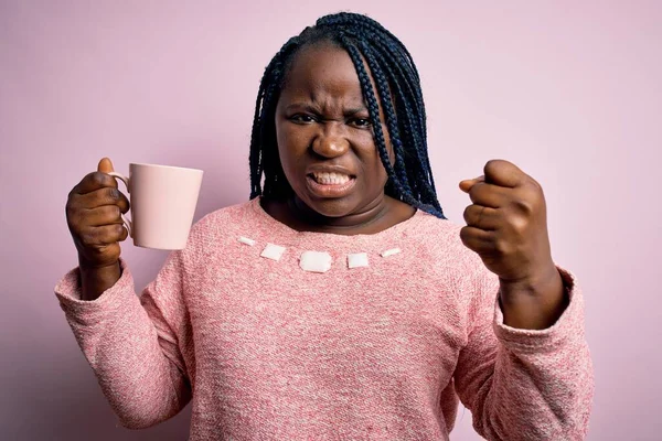 Africano Americano Size Mulher Com Tranças Beber Caneca Café Sobre — Fotografia de Stock