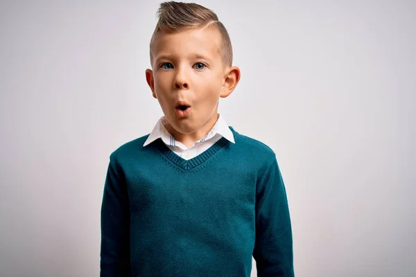 Jonge Kleine Blanke Jongen Met Blauwe Ogen Staande Elegante Kleren — Stockfoto