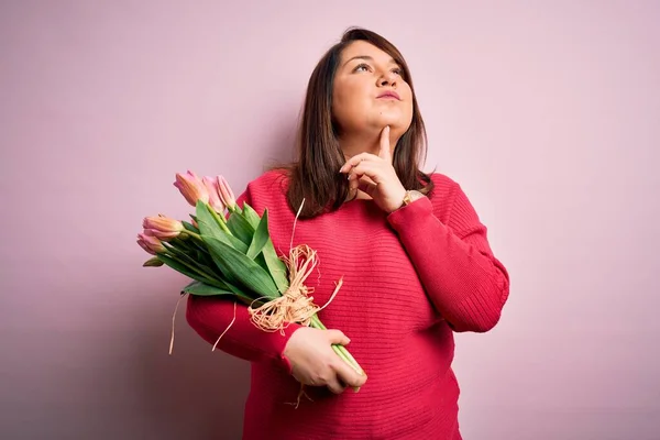 Mulher Bonita Size Segurando Buquê Romântico Flores Tulipas Naturais Sobre — Fotografia de Stock