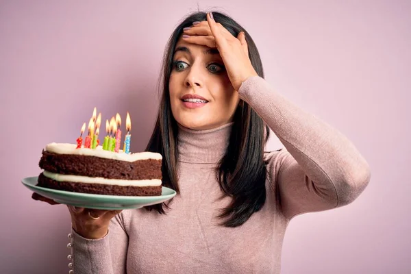 Mujer Joven Con Ojos Azules Sosteniendo Pastel Cumpleaños Con Velas — Foto de Stock