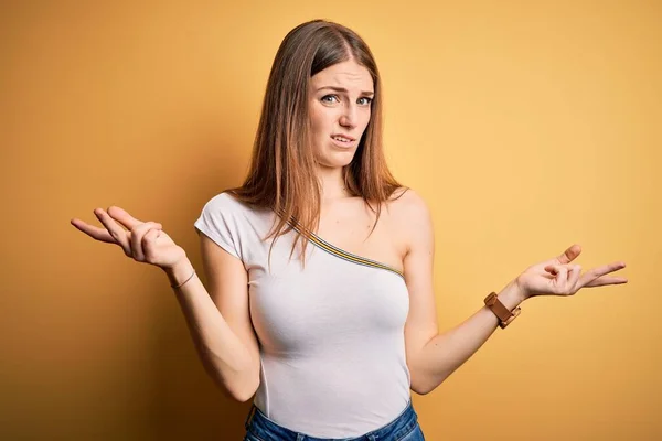 Young Beautiful Redhead Woman Wearing Casual Shirt Isolated Yellow Background — Stock Photo, Image