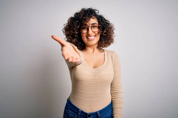 Joven Hermosa Mujer Árabe Rizado Con Camiseta Casual Gafas Sobre — Foto de Stock