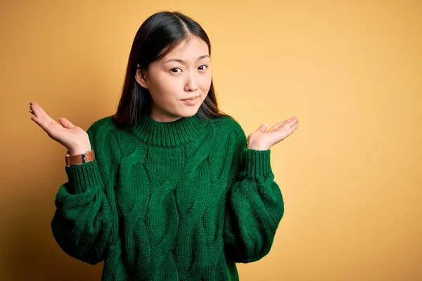 Jovem Bela Mulher Asiática Vestindo Suéter Verde Inverno Sobre Amarelo — Fotografia de Stock