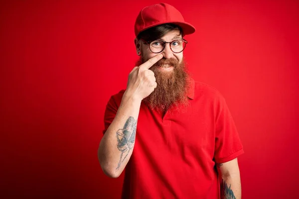 Homem Entrega Bonito Jovem Usando Óculos Boné Vermelho Sobre Fundo — Fotografia de Stock