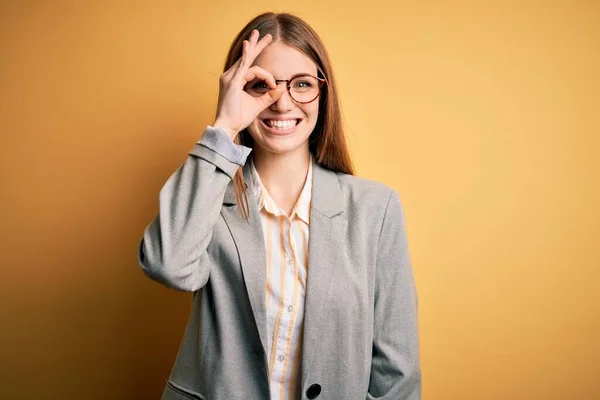 Young Beautiful Redhead Woman Wearing Jacket Glasses Isolated Yellow Background — Stock Photo, Image