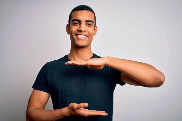 Junger Gutaussehender Afrikanisch Amerikanischer Mann Lässigem Shirt Vor Weißem Hintergrund — Stockfoto