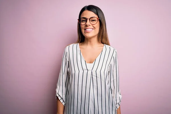 Jonge Mooie Vrouw Met Casual Gestreept Shirt Bril Roze Achtergrond — Stockfoto