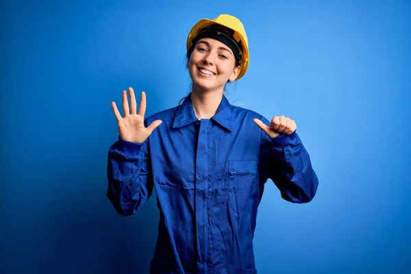 Молодая Красивая Работница Голубыми Глазами Защитном Шлеме Униформе Показывает Показывает — стоковое фото