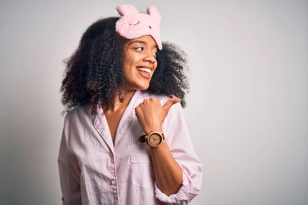 Jovem Afro Americana Com Cabelo Afro Usando Máscara Dormir Pijama — Fotografia de Stock