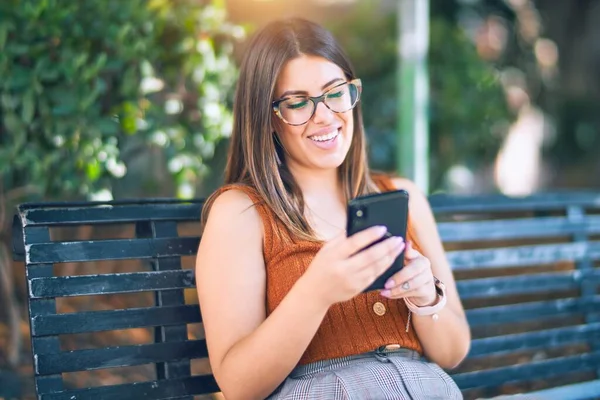 Junge Schöne Frau Lächelt Glücklich Und Zuversichtlich Mit Smartphone Lächelnd — Stockfoto