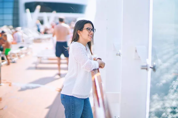 Giovane Bella Donna Vacanza Sorridente Felice Fiducioso Piedi Ponte Nave — Foto Stock