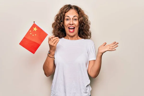 Μέση Ηλικία Όμορφη Πατριωτική Γυναίκα Κρατώντας Κινεζική Σημαία Πάνω Από — Φωτογραφία Αρχείου