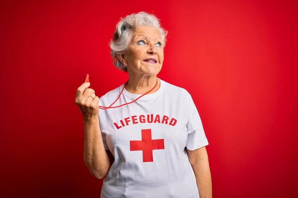 Die Ältere Schöne Grauhaarige Bademeisterin Trägt Ein Shirt Mit Rotem — Stockfoto