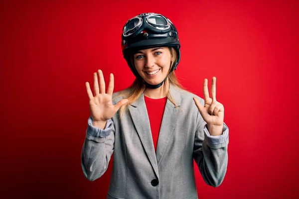 Jovem Bela Mulher Motociclista Loira Vestindo Capacete Moto Sobre Fundo — Fotografia de Stock