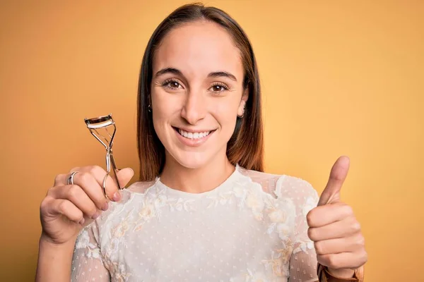 Ung Vacker Kvinna Med Ögonfrans Locktång Står Över Isolerad Gul — Stockfoto