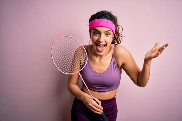 Mooie Sportvrouw Met Krullend Haar Dragen Sportkleding Spelen Badminton Uning — Stockfoto