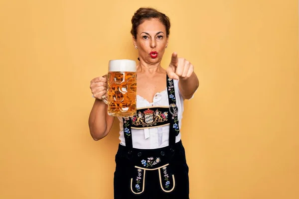 Mulher Morena Meia Idade Vestindo Vestido Tradicional Alemão Oktoberfest Bebendo — Fotografia de Stock