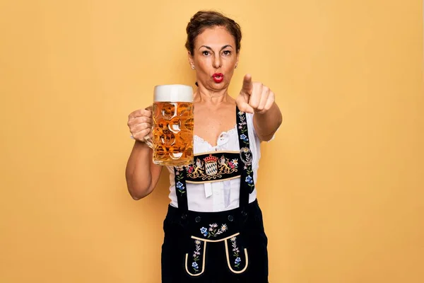 Mujer Morena Mediana Edad Con Vestido Oktoberfest Tradicional Alemán Bebiendo — Foto de Stock