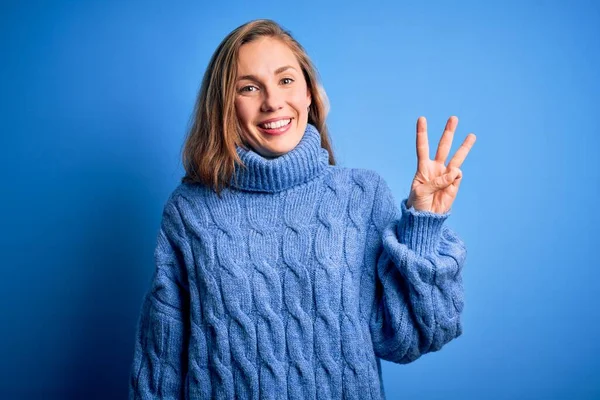 Ung Vacker Blond Kvinna Bär Casual Turtleneck Tröja Över Blå — Stockfoto