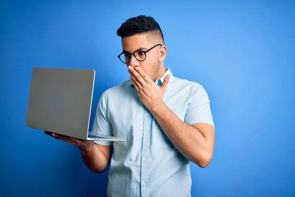 Ung Stilig Affärsman Bär Glasögon Arbetar Med Bärbar Dator Över — Stockfoto