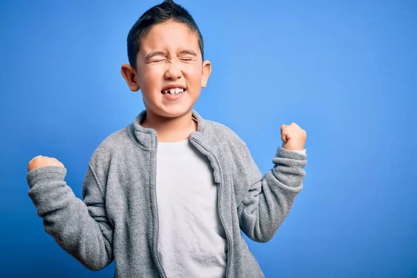 Der Kleine Junge Sportpulli Vor Blauem Hintergrund Feierte Überrascht Und — Stockfoto