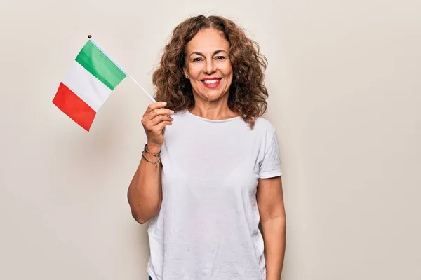 Μέση Ηλικία Όμορφη Πατριωτική Γυναίκα Κρατώντας Ιταλική Σημαία Πάνω Από — Φωτογραφία Αρχείου