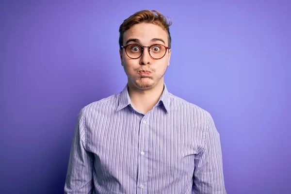 Mladý Pohledný Rusovlasý Muž Nenucené Košili Brýlích Purpurovém Pozadí Nafoukané — Stock fotografie