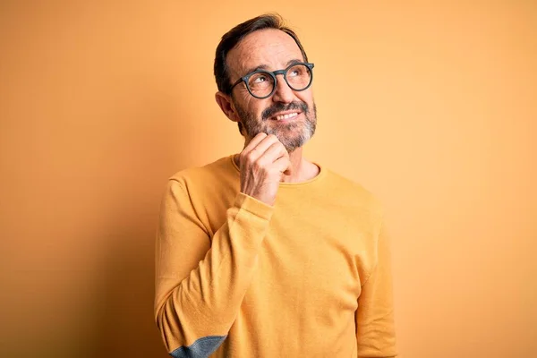 Middelbare Leeftijd Hamburger Man Dragen Casual Trui Bril Geïsoleerde Gele — Stockfoto