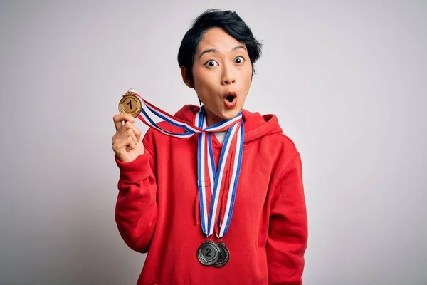 Młoda Piękna Azjatycka Dziewczyna Zwycięzca Noszenie Medali Odizolowanym Białym Tle — Zdjęcie stockowe