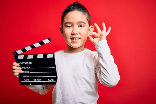 Kleiner Junge Kind Filmt Video Hält Kinoregisseur Klapptafel Über Isolierten — Stockfoto