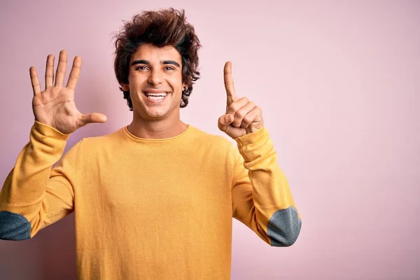 Junger Gutaussehender Mann Gelbem Lässigem Shirt Steht Vor Isoliertem Rosa — Stockfoto