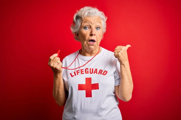 Senior Schöne Grauhaarige Rettungsschwimmerin Trägt Shirt Mit Rotem Kreuz Mit — Stockfoto