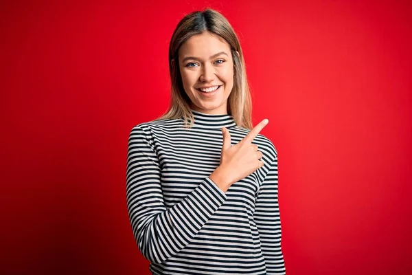 Jovem Mulher Loira Bonita Vestindo Camisola Listrada Casual Sobre Fundo — Fotografia de Stock