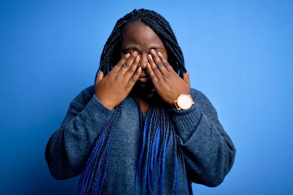 Mujer Afroamericana Talla Grande Con Trenzas Que Usan Suéter Casual —  Fotos de Stock