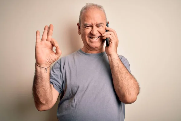 Μεσήλικας Hoary Άνθρωπος Έχει Συνομιλία Μιλώντας Στο Smartphone Πάνω Από — Φωτογραφία Αρχείου