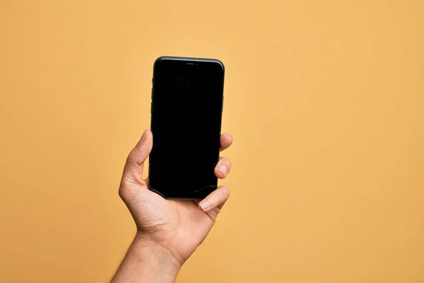 Mano Del Joven Caucásico Sosteniendo Teléfono Inteligente Que Muestra Pantalla —  Fotos de Stock