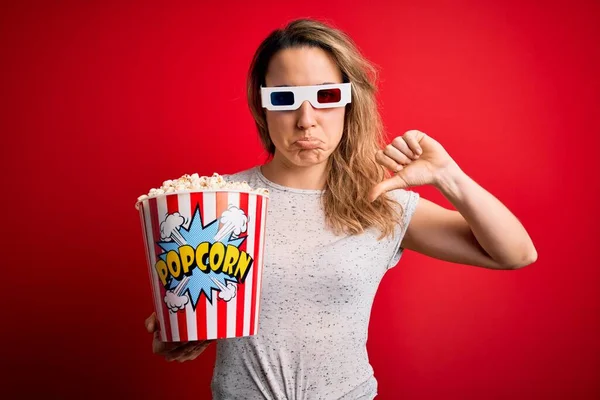 Giovane Bella Donna Bionda Guardare Film Utilizzando Occhiali Mangiare Spuntino — Foto Stock