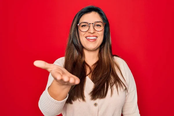 Jovem Hispânico Mulher Inteligente Usando Óculos Sobre Fundo Isolado Vermelho — Fotografia de Stock