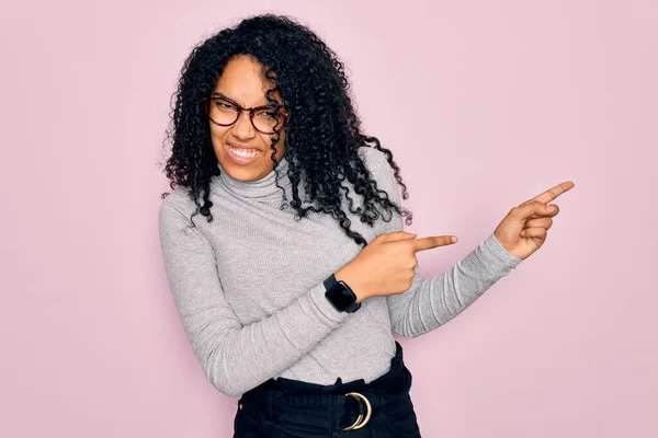 Młoda Afroamerykanka Ubrana Sweter Okulary Różowym Tle Wskazując Zmartwioną Zdenerwowaną — Zdjęcie stockowe