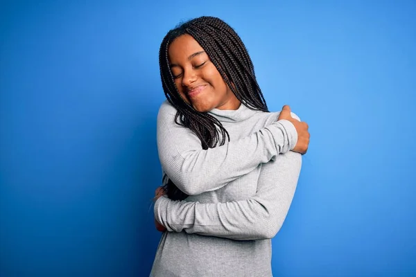 Wanita Muda African Amerika Berdiri Mengenakan Turtleneck Kasual Atas Biru — Stok Foto