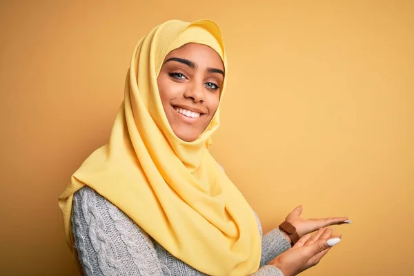 Joven Chica Afroamericana Hermosa Usando Hijab Musulmán Sobre Fondo Amarillo — Foto de Stock