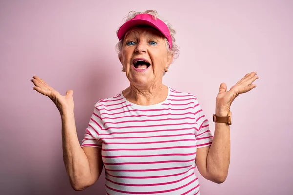 Senior Hermosa Mujer Deportiva Con Gorra Deportiva Pie Sobre Fondo — Foto de Stock