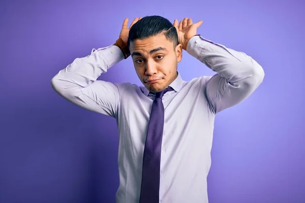 Joven Hombre Negocios Brasileño Con Elegante Corbata Pie Sobre Fondo —  Fotos de Stock