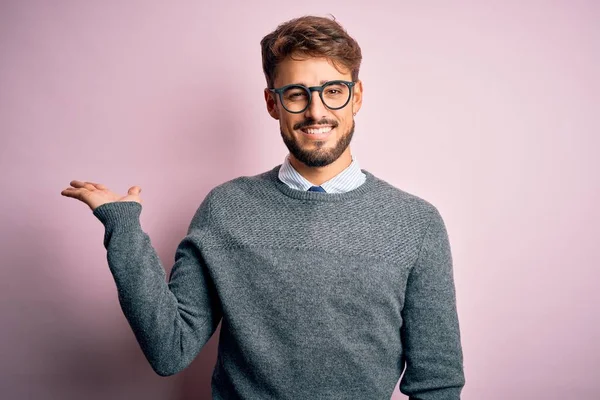 Homem Bonito Jovem Com Barba Vestindo Óculos Suéter Sobre Fundo — Fotografia de Stock