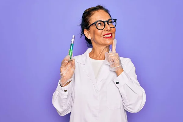 Donna Scienziata Anziana Mezza Età Che Indossa Camice Laboratorio Che — Foto Stock