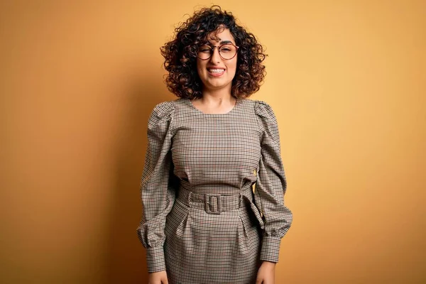 Krásná Arabky Obchodní Žena Sobě Šaty Brýle Stojící Nad Žlutým — Stock fotografie