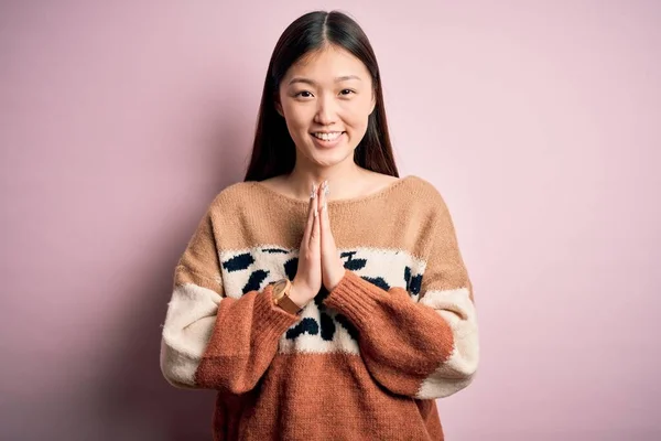 Jonge Mooie Aziatische Vrouw Dragen Dier Print Mode Trui Roze — Stockfoto