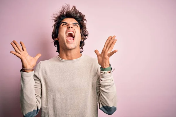 Joven Hombre Guapo Con Camiseta Casual Pie Sobre Fondo Rosa —  Fotos de Stock