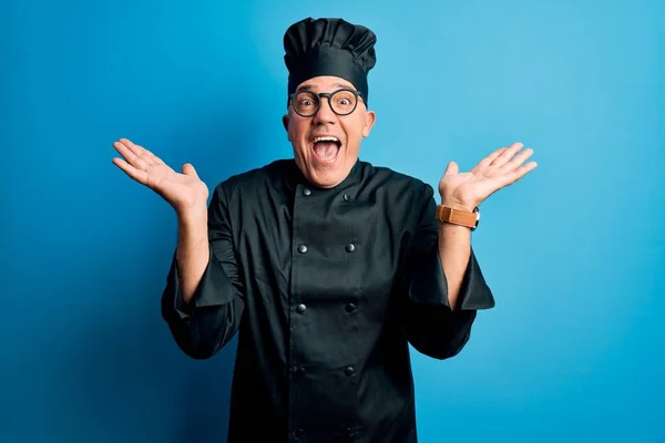 Hombre Guapo Cocinero Pelo Gris Mediana Edad Con Uniforme Cocina — Foto de Stock