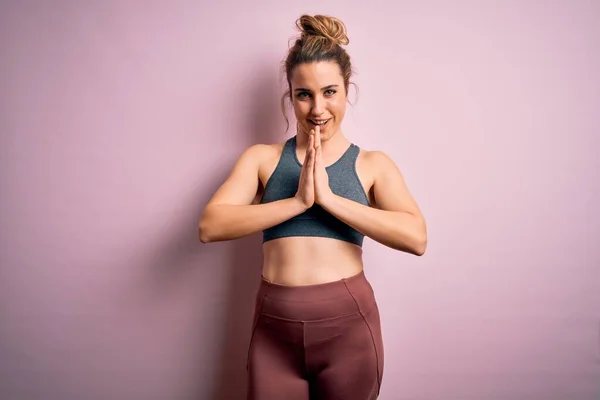 Joven Hermosa Deportista Rubia Haciendo Deporte Usando Ropa Deportiva Sobre —  Fotos de Stock